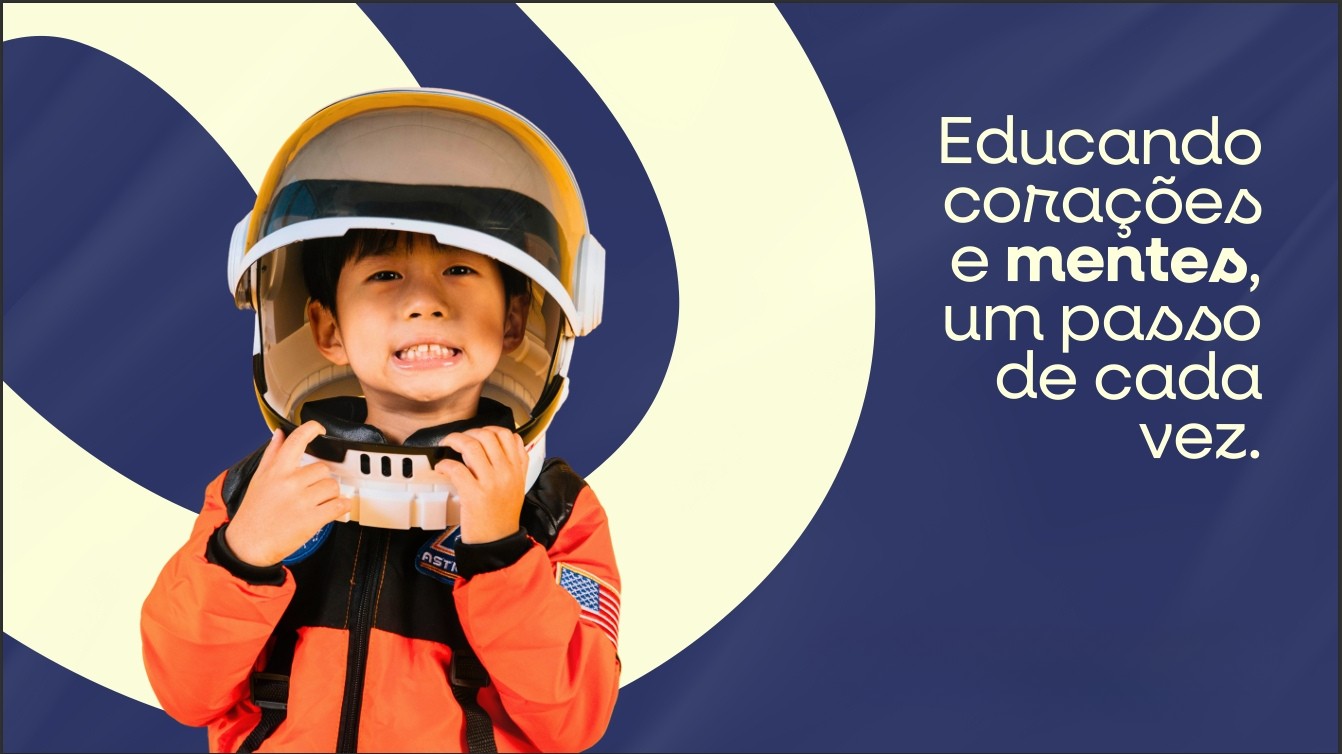 Estudantes em ambiente de aprendizado colaborativo